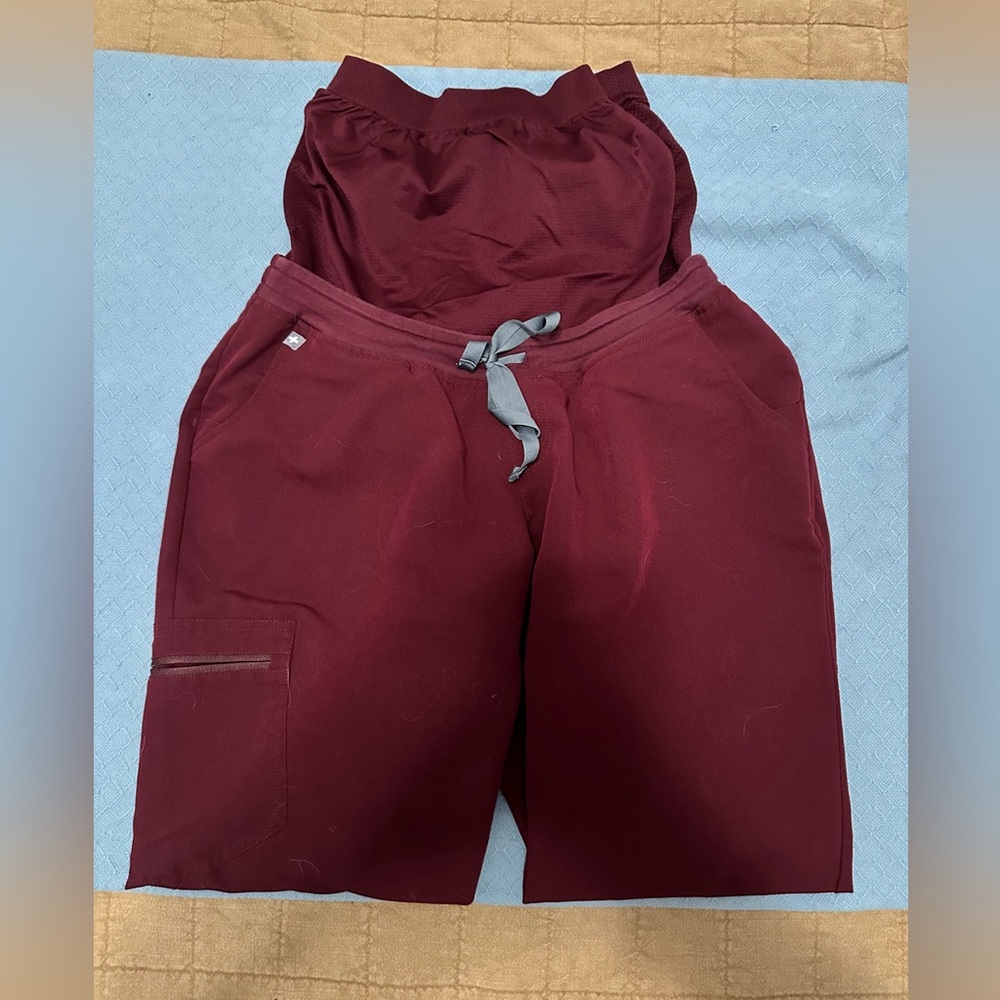 FIGS maternity scrubs - Picture 5 of 5